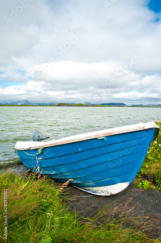 Verlassenes Boot am Ufer eines Sees auf Island