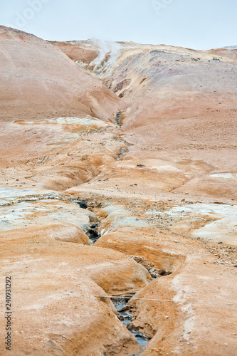 Heisses Wasser schafft hier einen Krater in die Landschaft photo