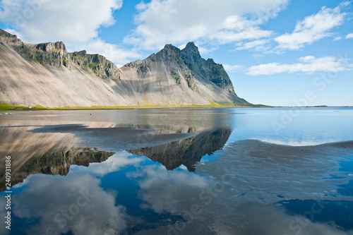 Berglandschaft spiegelt sich im Meer