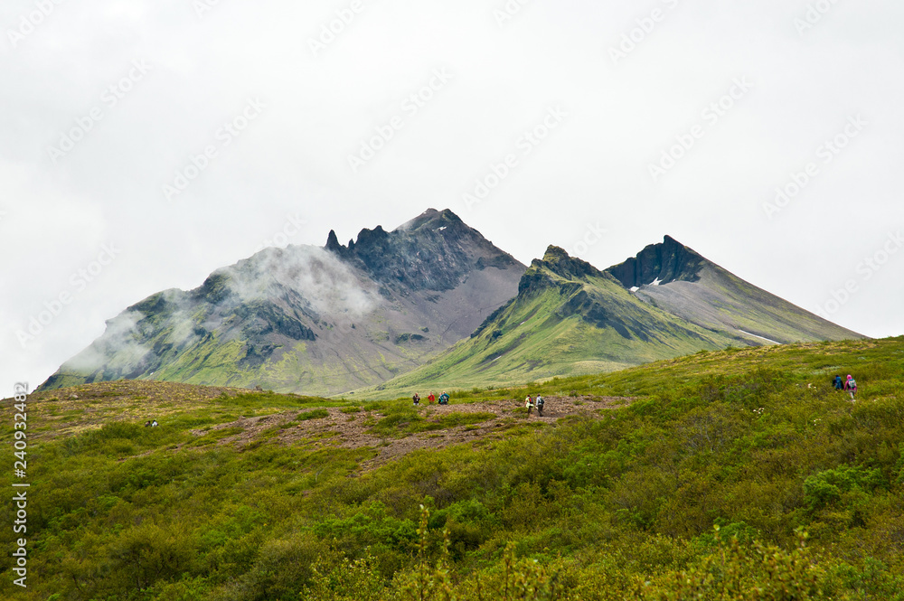 Kleine Nebelbank über dem Vulkan auf Island