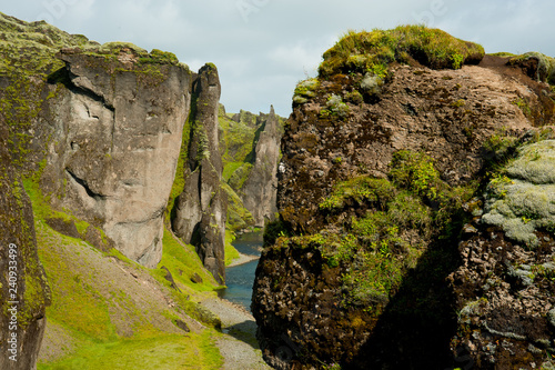 Hervorstehende Felsen einer Schlucht im Skaftafell Nationalpark auf Island