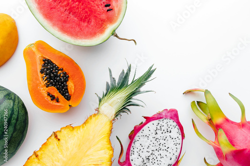 Obraz wzór z owoców tropikalnych: arbuza, papai, ananasa na białym tle