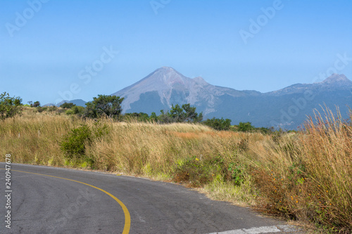 El volcán de Colima se ve desde una carretera local.