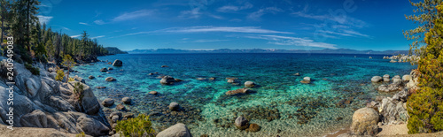 Ciemnoniebieska i turkusowa woda w Lake Tahoe Panorama