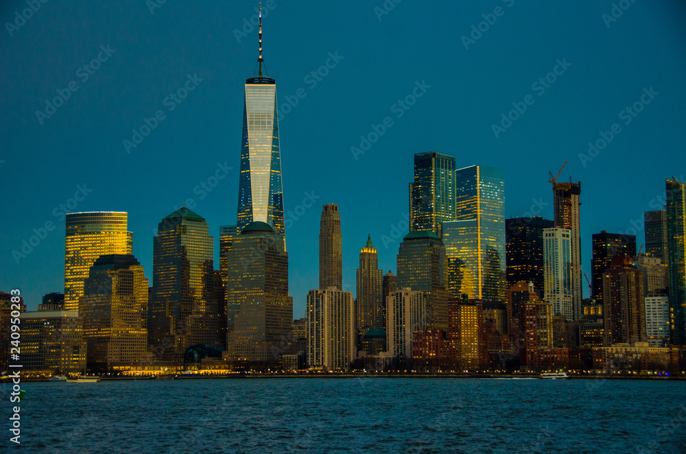 Obraz premium Spectacular View of the New York Skyline at Sunset