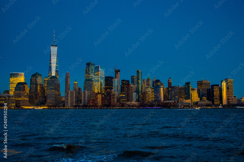 Fototapeta premium Spectacular View of the New York Skyline at Sunset