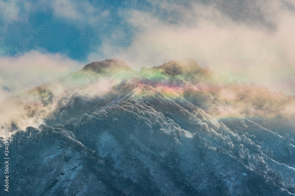 虹雲と雪山