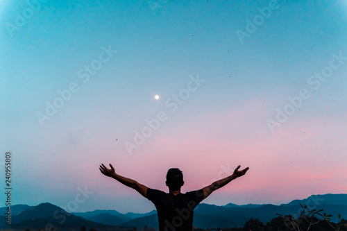 Fotografia Man rise hands up to sky freedom concept with blue sky.