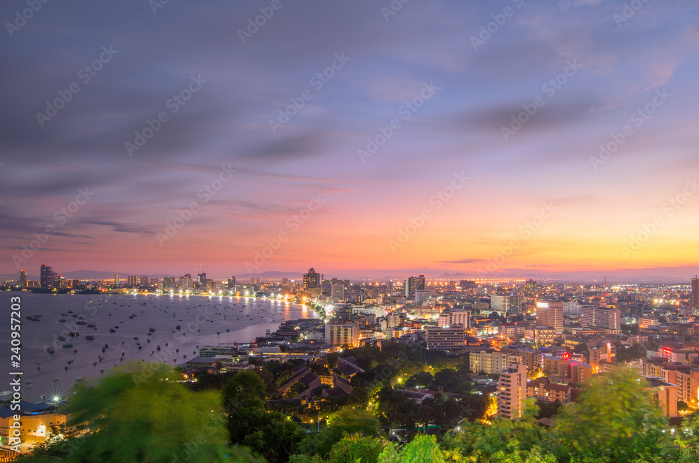Fototapeta premium Pattaya miasto i morze z suset, Tajlandia. Pattaya miasta linia horyzontu i molo przy suset w Pattaya Chonburi Tajlandia