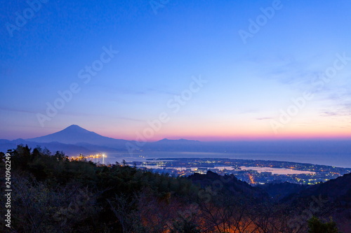 夜明けの富士山と清水港、静岡県静岡市日本平にて