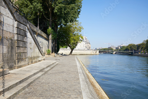 Paris, empty Seine river docks wide angle view in a sunny summer day Fototapet