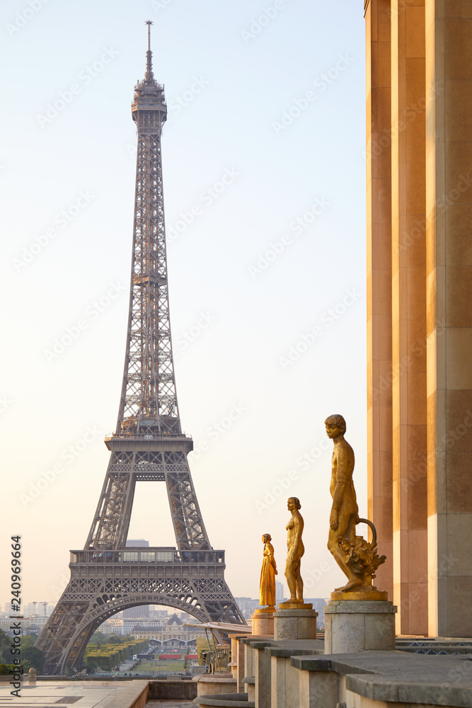 Φωτογραφία Eiffel tower and Trocadero golden statues, clear summer sunrise in Paris, France