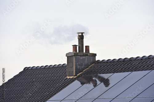 toit cheminée fumée pollution solaire