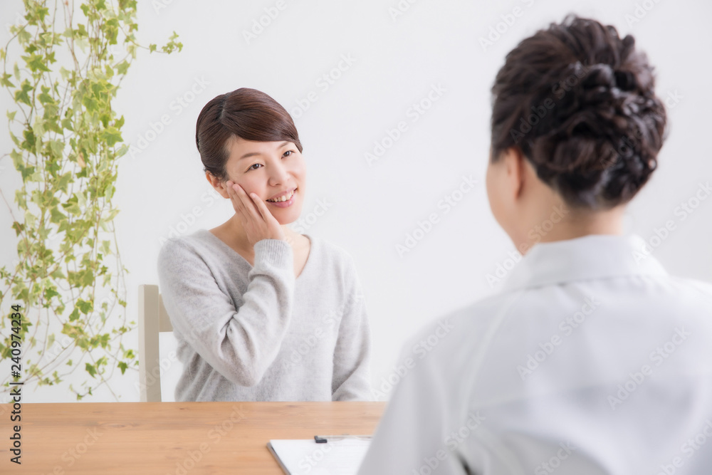 お肌が気になる女性をカウンセリング