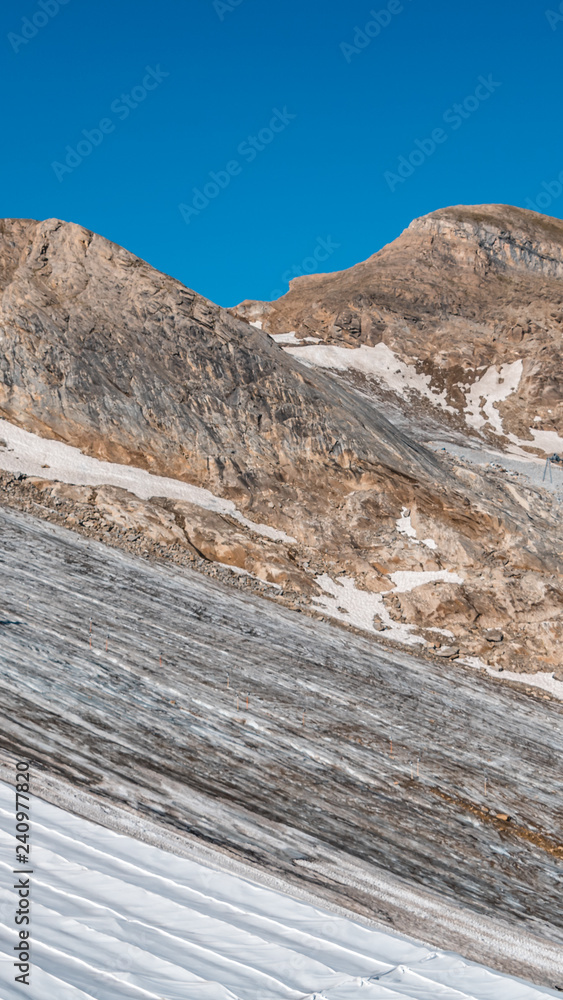 Fototapeta premium Smartphone HD wallpaper of alpine view at Kitzsteinhorn - Salzburg - Austria