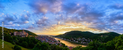 Panoramaansicht von Heidelberg im Sonnenuntergang mit Blick auf das Schloss, die Altstadt und den Philosophen weg