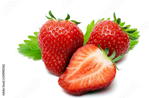 Drei freigestellte Erdbeeren vor weis