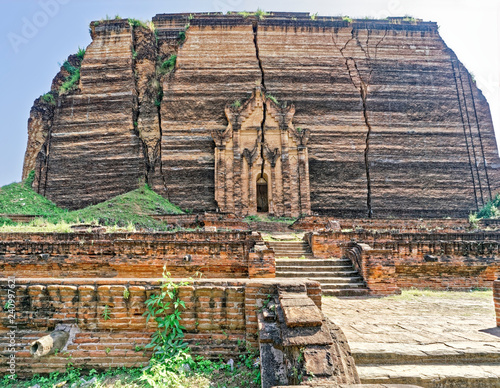 Naklejka Pagode inachevée du roi Bodawpaya