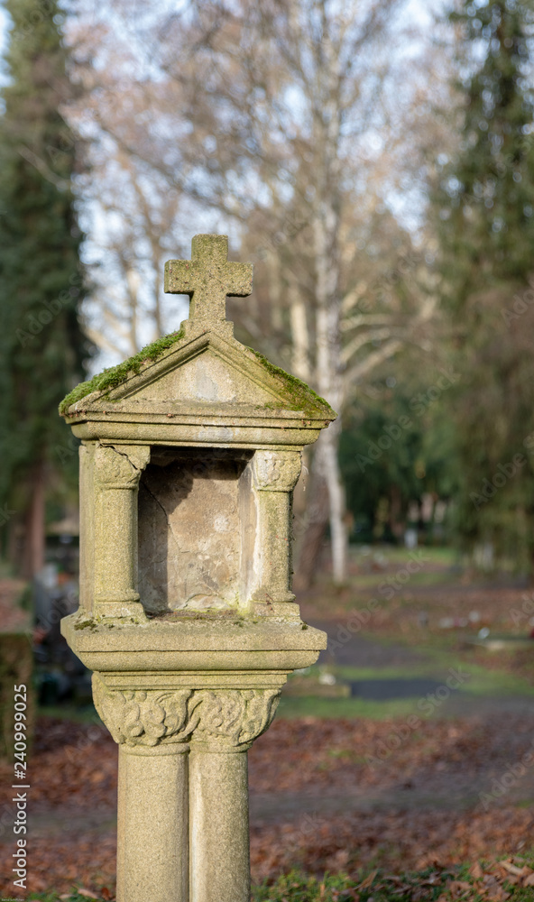 alter Grabstein mit Kreuz alter Grabstein mit Kreuz