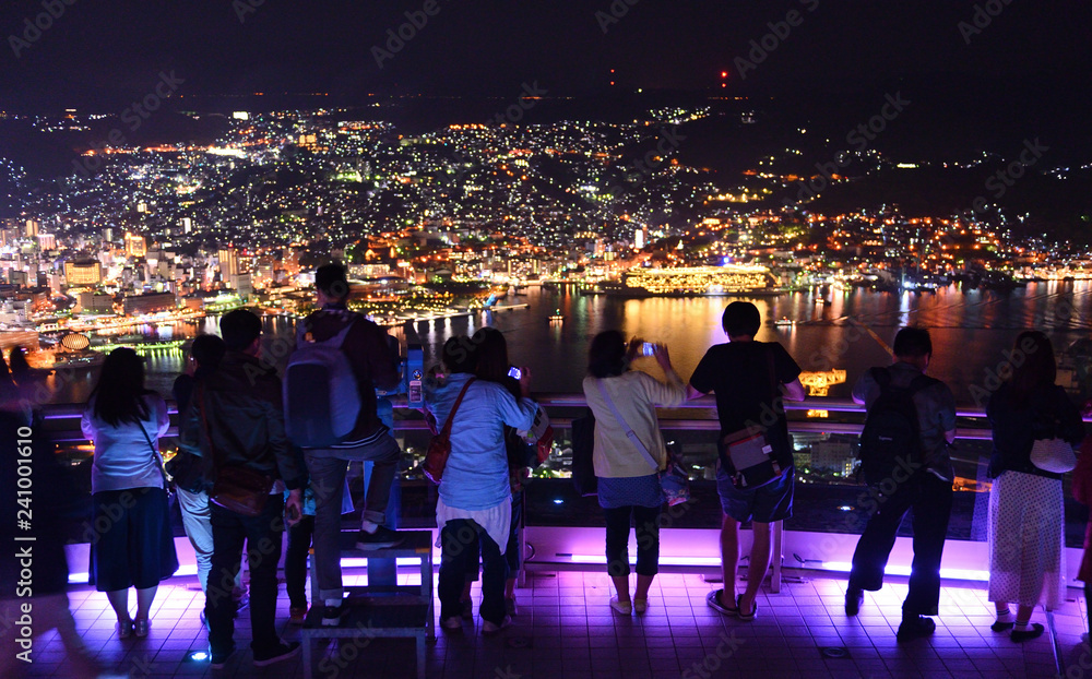 Obraz premium 長崎の夜景を展望台から楽しむ人々