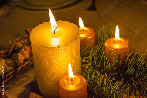 Obraz na płótnie Christmas wreath with burning candles w salonie