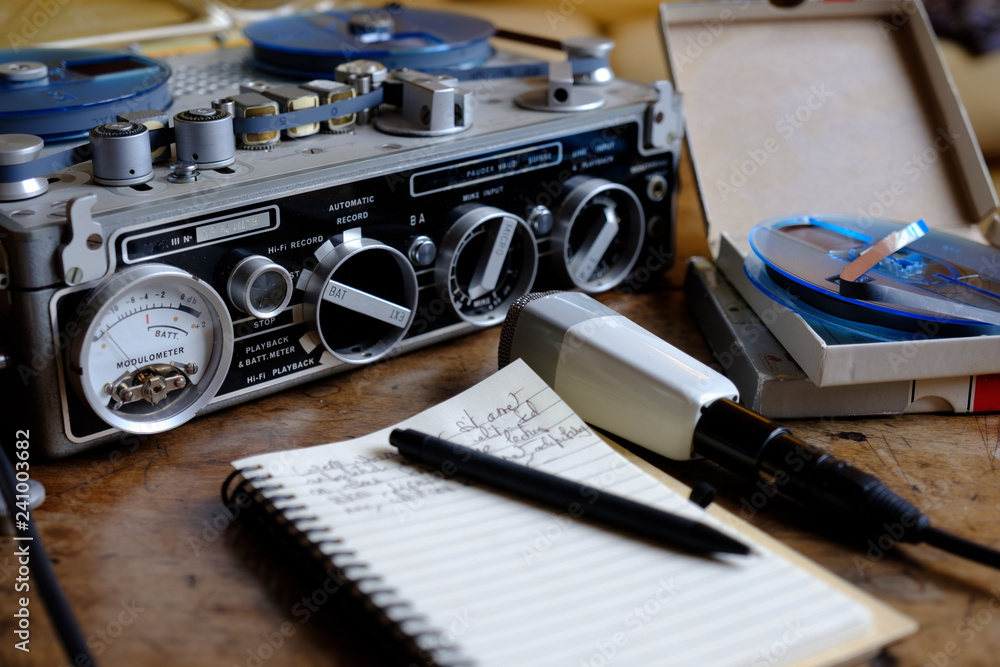 kit du journaliste radio vintage, Nagra, microphone, carnet détails Stock  Photo | Adobe Stock