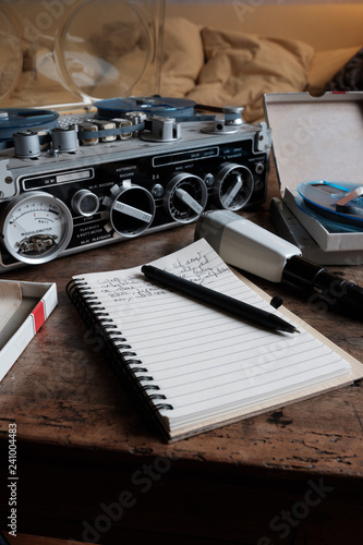 kit  du journaliste radio vintage, magnétophone portable professionnel, microphone, carnet détails