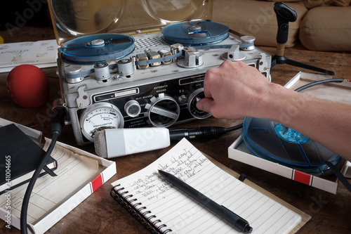 journaliste régnat Nagra, retranscription d'interview, vintage, magnéto à bande, détails