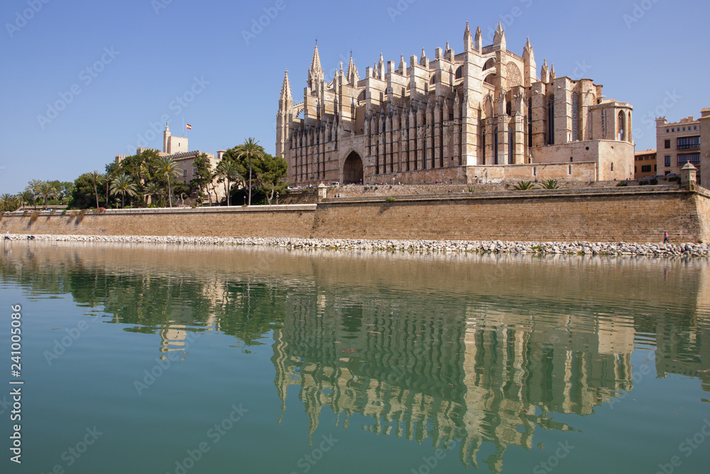 Catedral de Palma reflejada en el agua