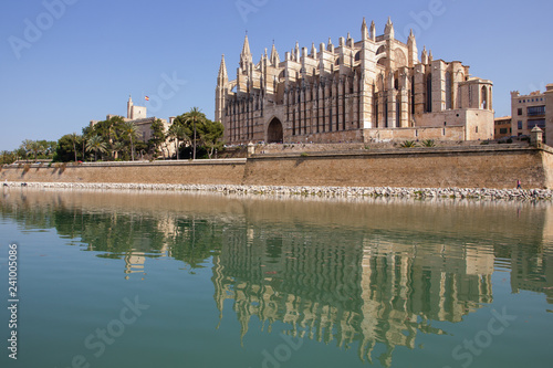 Catedral de Palma reflejada en el agua