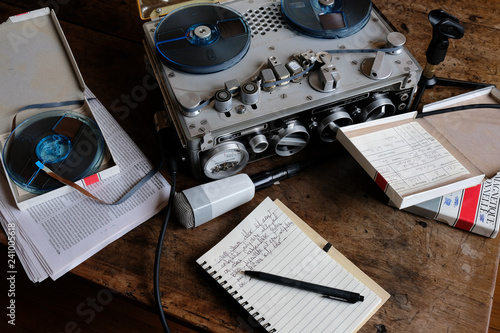 Konstfotografi Vintage audio journalist kit, Nagra recorder, mic, tapes