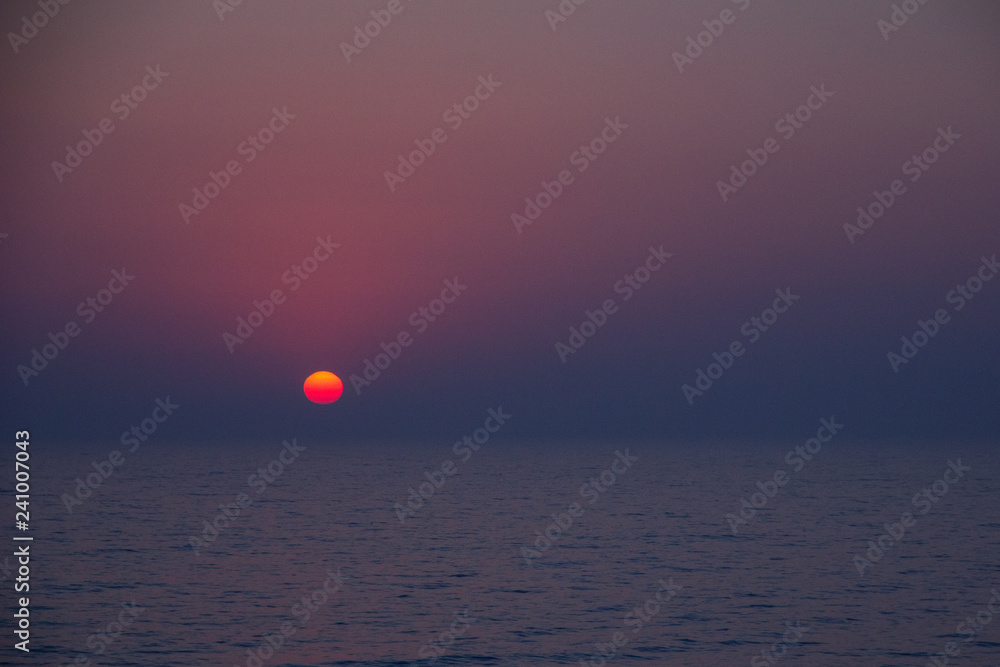 Amanecer en el mar mediterráneo en calma Amanecer en el mar mediterráneo en calma