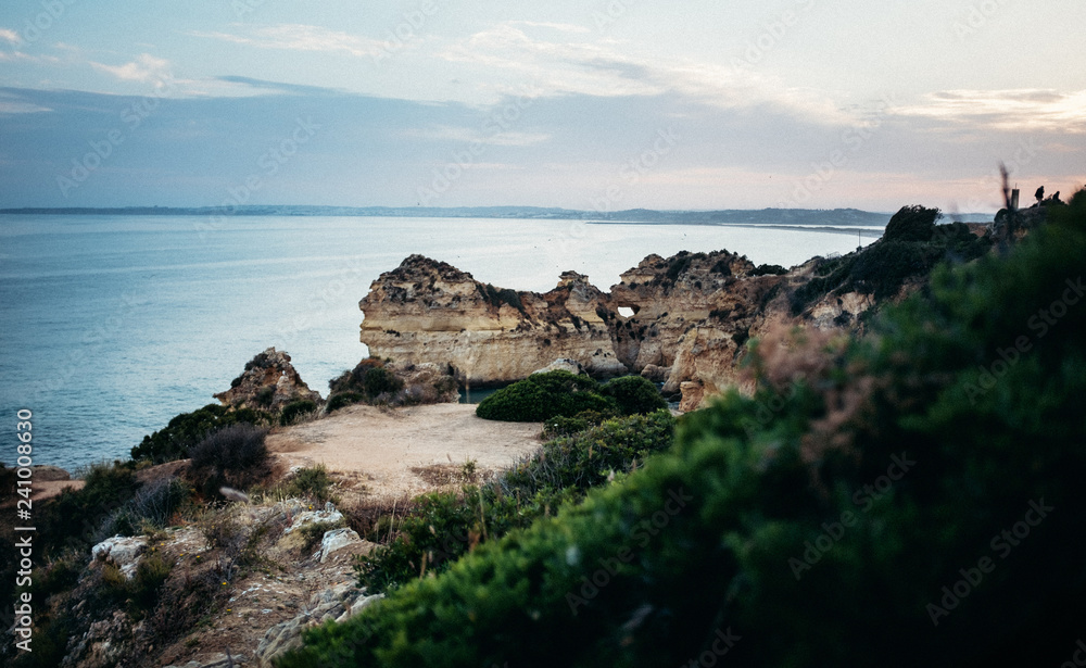 Panorama der Felsküste am atlantischen Ozean in Portugal