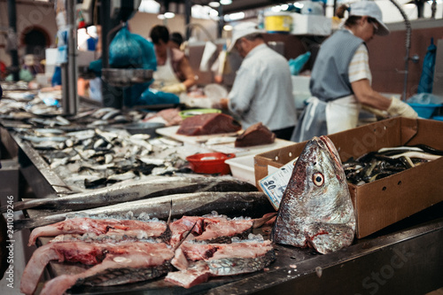 frischer Fisch auf Bauernmarkt
