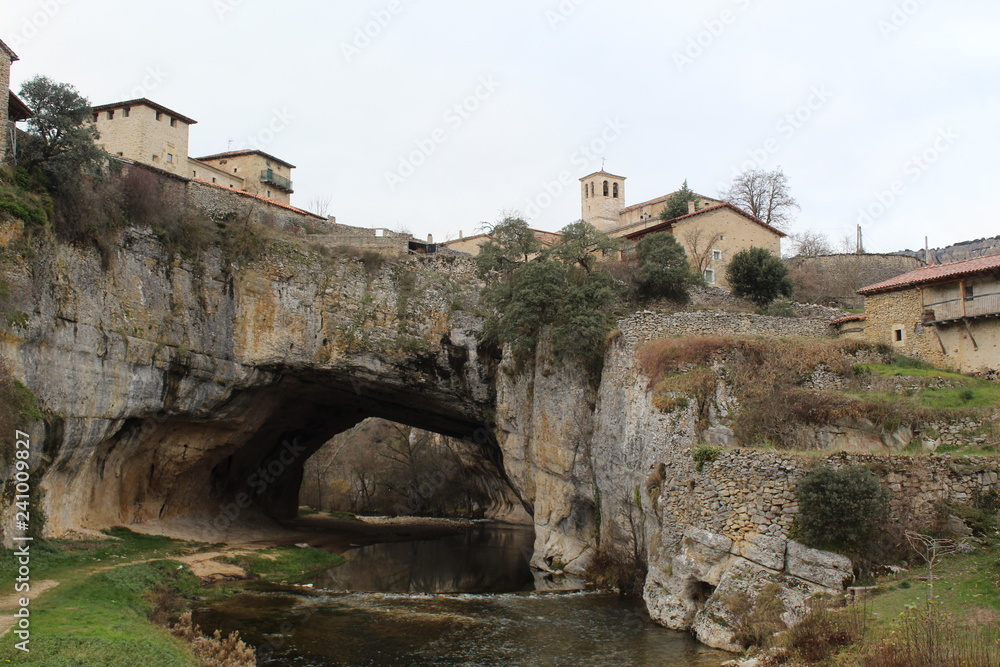 Puentedey es una localidad, pedanía del municipio de Merindad de Valdeporres, situada en la provincia de Burgos, comunidad autónoma de Castilla y León,españa