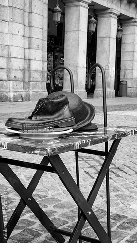 MESA Y BOTAS DE MIMO EN LA PLAZA MAYOR DE MADRID photo