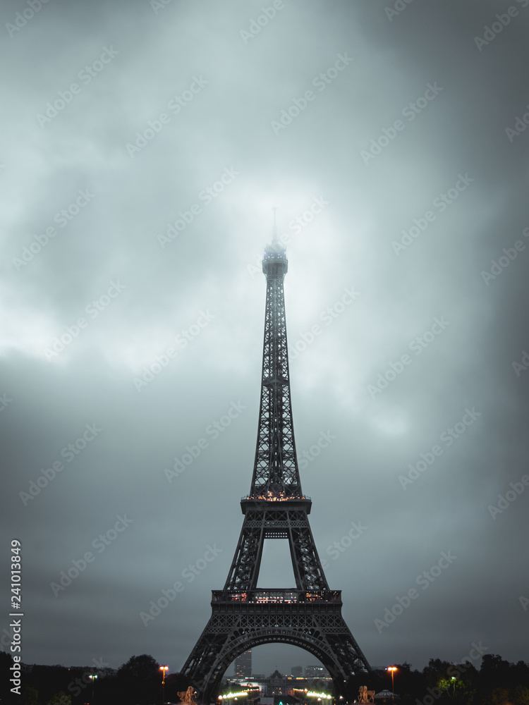 Dramatischer Eifelturm (Paris)
