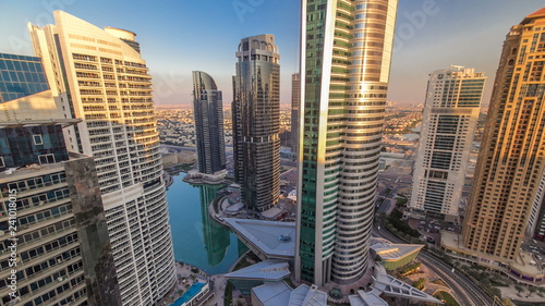 Foto Top view of buildings Jumeirah Lakes Towers with traffic on the road sunset timelapse