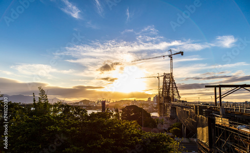 Ponte em obras e por do sol