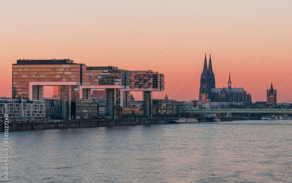 Köln – Kranhäuser und Dom bei Sonnenuntergang; Deutschland