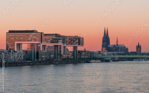 Köln – Kranhäuser und Dom bei Sonnenuntergang; Deutschland