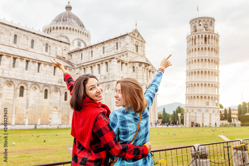 Φωτογραφία Happy friends in Pisa, Travel in Italy, group tourists and friendship concept