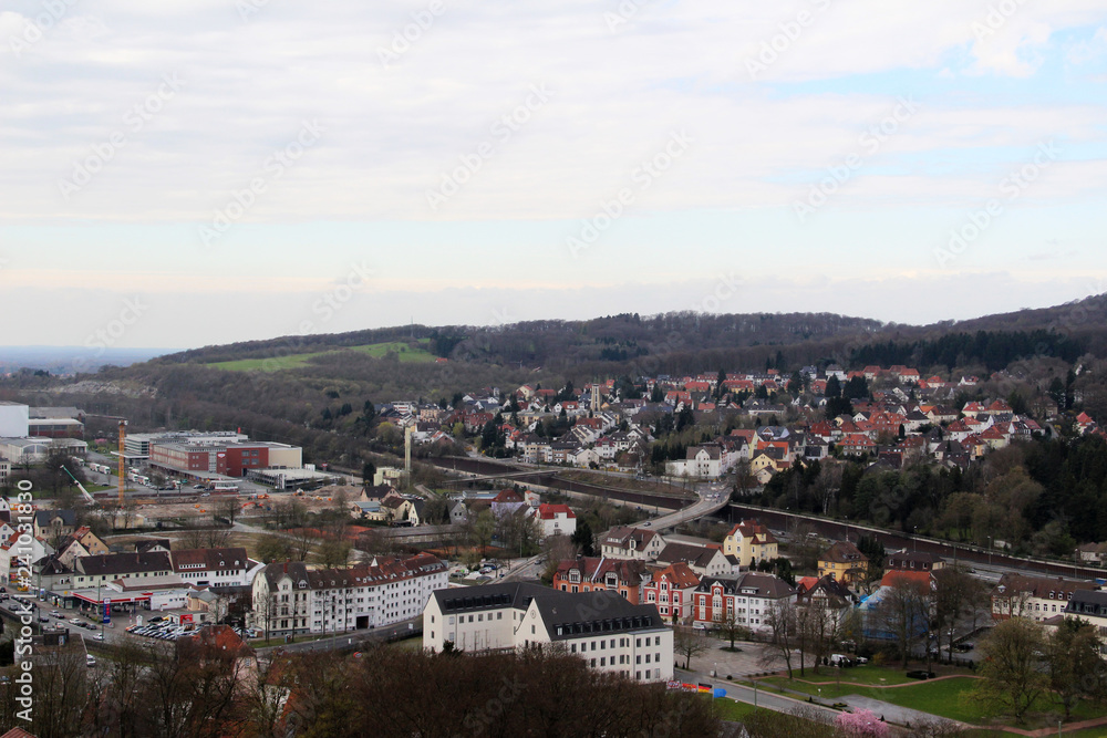 blick von der sparrenburg auf den hügel am horizont in bielefeld nordrhein westfalen deutschland fotografiert in farbe während einer sightseeing tour an einem sonnigen tag