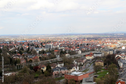 blick von der sparrenburg auf bielefeld nordrhein westfalen deutschland fotografiert in farbe während einer sightseeing tour an einem sonnigen tag