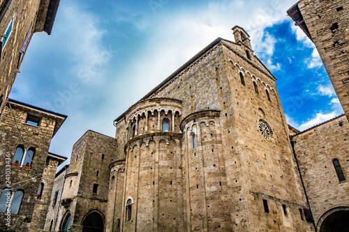 Bilde på lerret Side facade of the Cathedral Basilica of Santa Maria Annunziata, with the rose window and the 3 apses, in Piazza Innocenzo III