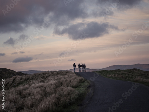 Gruppe junger Männer in den Highlands von Irland im County Donnegal