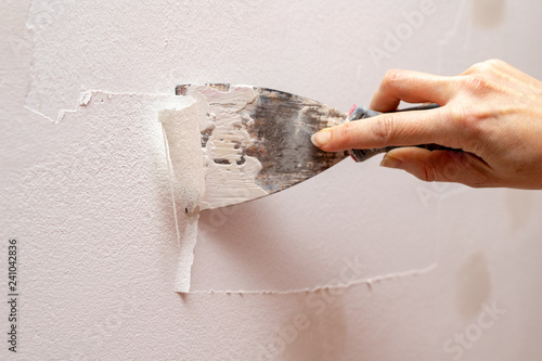 Foto Stripping old paint from the wall
