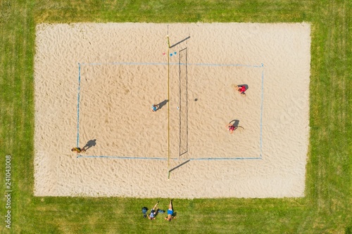 Mecz siatkówki plażowej. Zdjęcie z powietrza photo