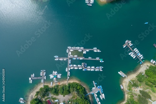 Przystań żaglówek na jeziorze solińskim. Zdjęcie lotnicze
