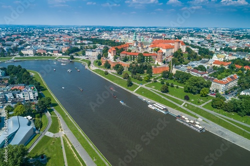 Zamek Królewski Wawel w Krakowie, nad rzeką Wisłą. Zdjęcie z drona